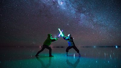 摄影师Dominic“天空之镜”挥动“激光剑”，制作创意“星战比剑”影像作品
