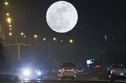 “超级月亮”昨晚重临比平日满月大7%，各地摄影师争相拍摄