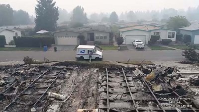 航拍加州山火灾场，发现邮差仍尽忠于废墟中派信