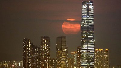香港摄影师“超级月亮”震撼相片，入围国家地理杂志摄影大赛！