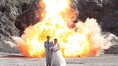 【爱得轰烈】日本夫妻影爆破结婚相，$100点炸都得！
