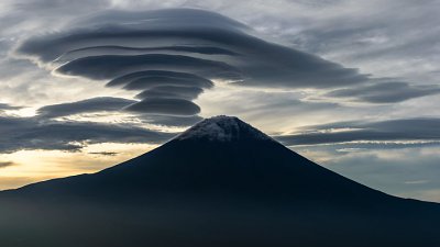 风云千变万化，摄影师拍摄“斗笠云”富士山！
