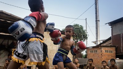 【打拳脱贫？】女摄影师花2年揭露柬埔寨儿童拳手问题！
