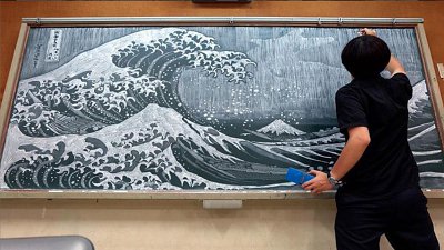 这位美术老师超强：粉笔+黑板画尽世界名画