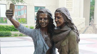 为Selfie歌功颂德！美国德州现自拍少女铜像