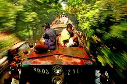 孟加拉摄影师爬上火车顶，为了记录低下阶层搭“霸王车”！