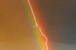 德国摄影师拍到飞机穿过彩虹桥时，刚好被闪电击中的画面！