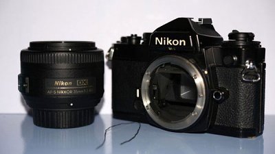 一条铁线挞著Nikon机械相机和G镜！