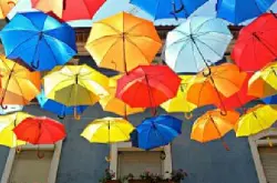 葡萄牙彩虹伞Agitagueda艺术节！满天飞伞感受街道上快乐气氛
