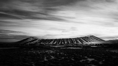 一反常态的黑白风景摄影，利用高对比表现出震撼的冰岛风光！