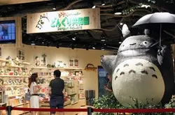 巨型飞天龙猫迎宾宫崎骏专门店第二分店开幕