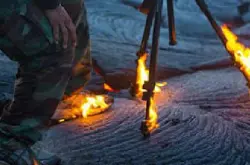 摄影师惹火上身：把心中烈火带到熔岩流旁边拍摄，穿着的鞋及脚架起火烧焦！