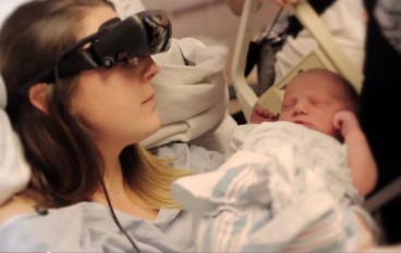 高科技眼镜助盲妇看初生儿
