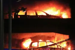 【车主喊住踏入2018】利物浦停车场大火烧毁1,400部车