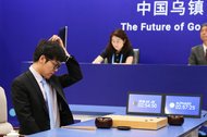 人机围棋对决，中国棋手柯洁首局不敌AlphaGo