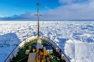 被困南极科考船等待第二艘破冰船营救