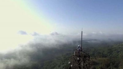 肯尼亚摄影师爬上300呎电讯塔，冀改变外界负面印象？