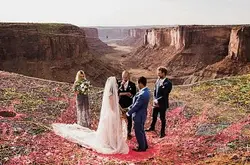 摄影师AbbiHearnes于峡谷纪录凌空400呎举行的婚礼，齐齐扮织网蜘蛛