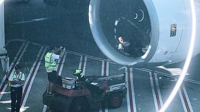 澳洲机场员工趴飞机引擎拍照，旅客质疑导致航班延误的原因