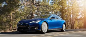 Tesla自动驾驶系统新增“召唤术”，让你远端召唤你的车