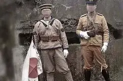 两男子穿日本军服在抗战遗址拍照，被批评“脑残”、“民族败类”！