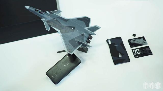 魅蓝E3歼-20定制版图赏 网友口中的空天猎手机
