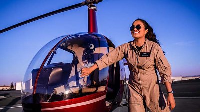 摄影师AlexZyuzikov分享22岁女直升机机师经历，说明只要努力实现梦想的成果