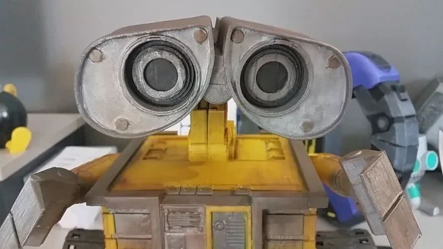 美国创客用3D打印技术完美还原《机器人总动员》中的经典角色瓦力机器人