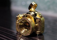 美摄影师花重金定制Canon5D3黄金镶钻吊坠