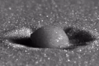 模拟小行星撞地：慢镜头揭示“雨打沙滩”