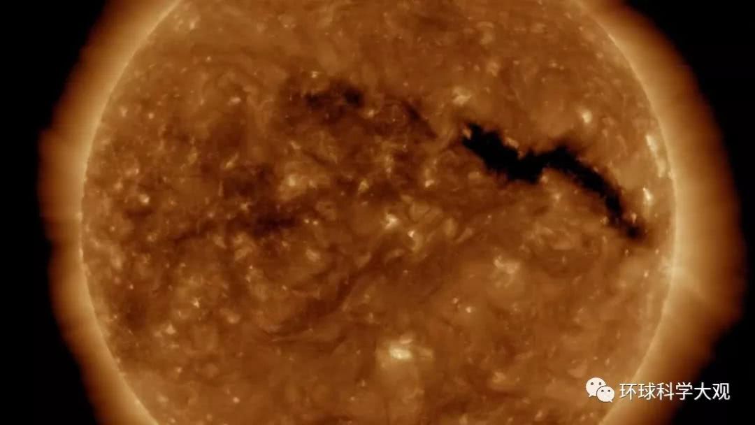 地球将迎来厄运？太阳表面出现巨型黑洞 温度超100万摄氏度