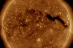 太阳表面突现三个巨型黑洞 可容纳50个地球 将给地球带来厄运？