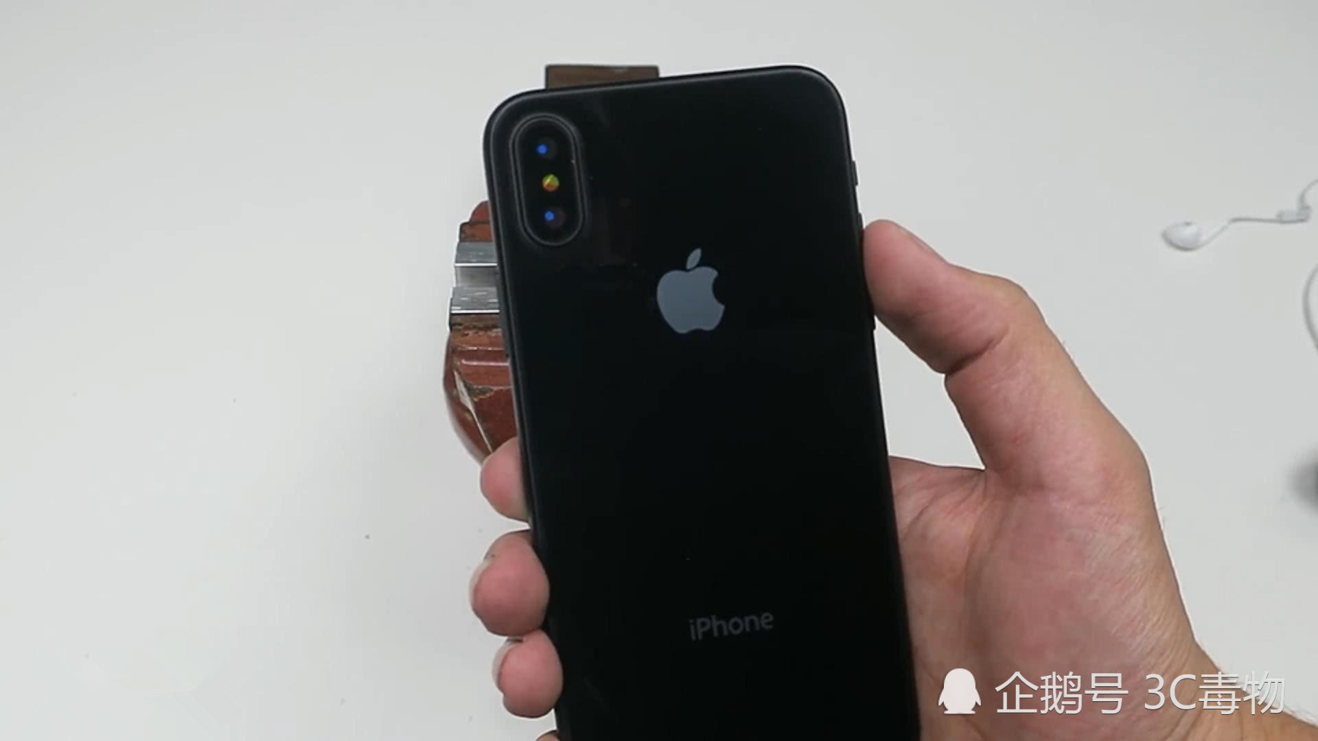 iPhoneX没有耳机插孔怎么办外媒用电钻做一个安慰自己