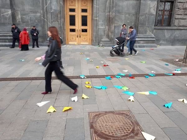 俄罗斯民众掷纸飞机抗议封锁Telegram通信应用