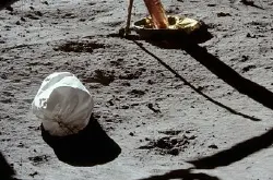 【又来阴谋论？】人类在登月后拍摄的首张照片，竟是来自地球的“垃圾袋”？