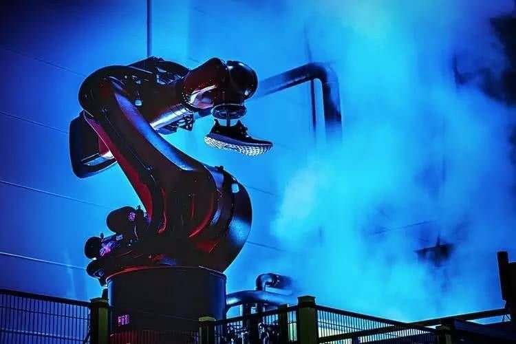 阿迪达斯开设两家机器人工厂年产100万双球鞋