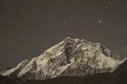 为拍摄“世界之巅”喜马拉雅山星空Timelapse短片，相机电池甚至人都冻僵