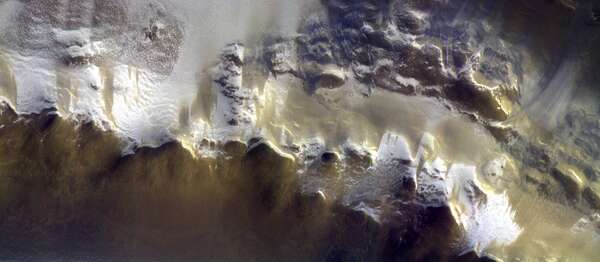 欧洲探测器第一张新轨道照片中的火星陨石坑