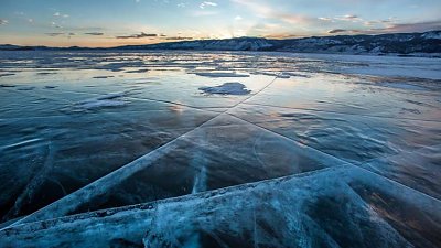 摄影师PeterRacz于-23°C下拍摄俄罗斯冰湖，对器材及摄影师都是大挑战