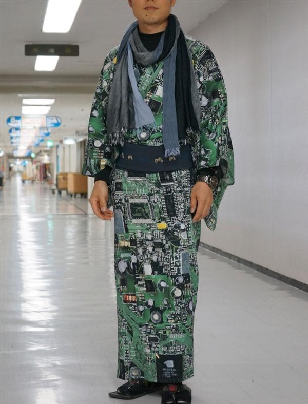 日本设计师打造印刷电路板和服：芯片、电容完美附体