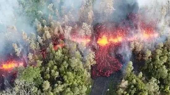 夏威夷火山一夜间喷发 熔岩涌入居民区 万人撤离 景区关闭