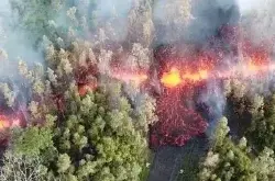 夏威夷火山一夜间喷发 熔岩涌入居民区 万人撤离 景区关闭