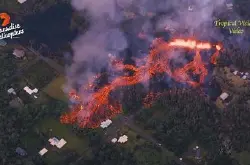 【末日酷劫】夏威夷火山持续喷发吞噬26间房屋，摄影师MickKalber直升机高空拍摄熔岩灭城画面