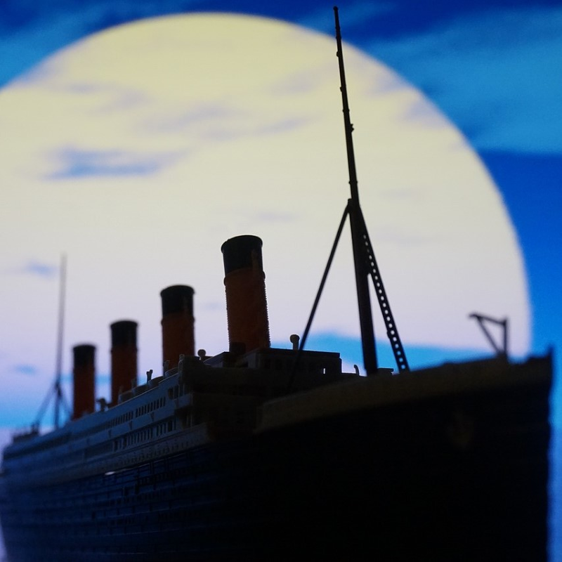 电影没说的秘密泰坦尼克号撞冰山是因为转错方向，撞上了还坚持继续开