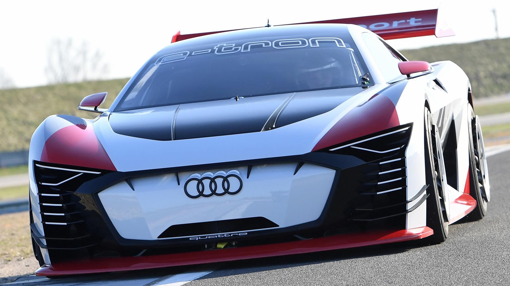 伡科技：从游戏一跃登上现实世界的纯电猛兽，Audi将GTSport的概念车e-tronVisionGT带到现实