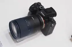 Tamron倾向针对无反光镜系统开发轻量、小巧的镜头，而非将现有镜头硬套镜后距