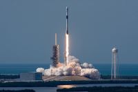 SpaceX最强大猎鹰9号火箭成功发射升空