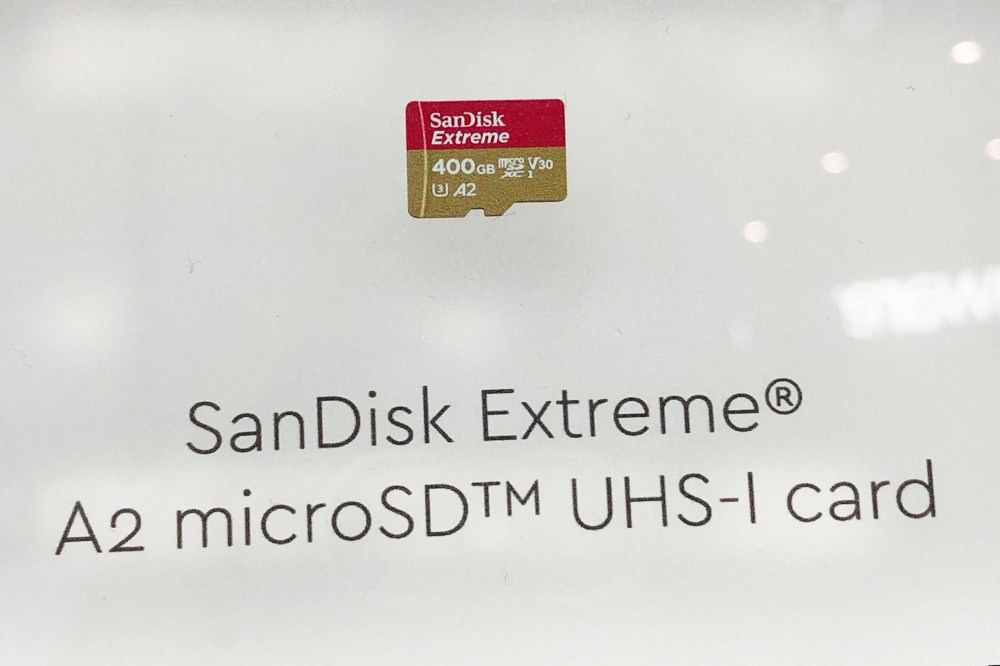 SanDisk展示Extreme规格400GBmicroSDXC记忆卡读取速度每秒160MB写入速度每秒90MB。
