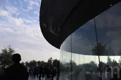 苹果新总部建筑似乎引发员工不满原因是常走一走就撞倒头？