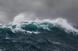 新西兰现高达24米海浪 瞬间刷新南半球海浪纪录